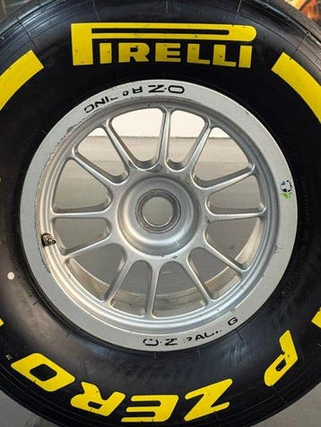 Wiel compleet met band - Formule 1 Pirelli - O.Z., Nieuw