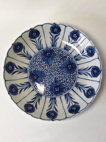 Grote blauw-witte schotel met een lozengevormde rand en een