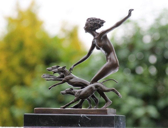 Beeld, hunting diana with 3 dogs - 23 cm - Brons, Marmer, Antiek en Kunst, Kunst | Designobjecten