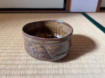 Bol à thé en grès japonais (chawan), glaçure rustique cuite