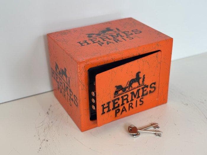 Rob VanMore - Hermes Vault, Antiquités & Art, Art | Objets design