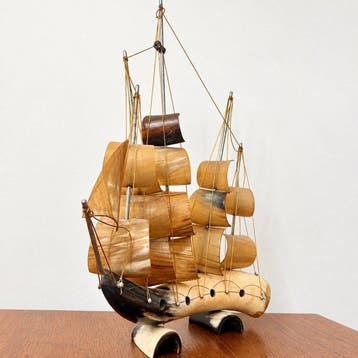 sculptuur, GRANDE VELIERO ANNI 50 IN CORNO NATURALE - 54 cm