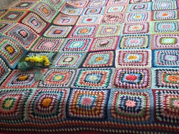 Couverture vintage charmante, réalisée au crochet avec un