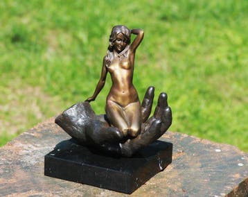 Sculpture, woman in hand - 22 cm - bronze et marbre