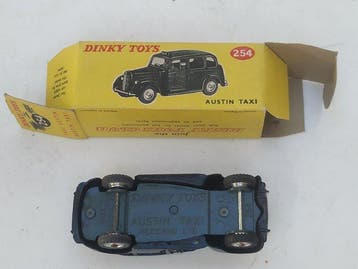 Dinky Toys 1:48 - Model stationwagon (2) - First NEW Series, Nieuw