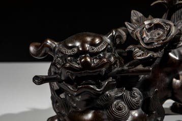 Brons - Signed Shun  - Een bronzen okimono van een shishi
