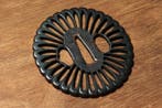Tsuba – motif ajouré de chrysanthème avec boîte en bois -
