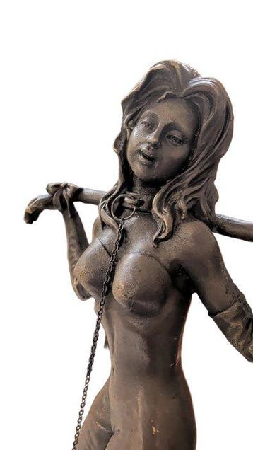 M. Nick - Figuur - Weibliche Figur mit Stab - Brons, Marmer