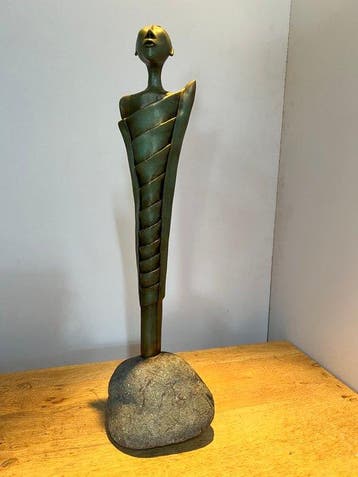 Beeld, Decorarief handgemaakte beeld op steen - 0 cm - Klei, Antiek en Kunst