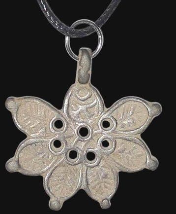 Middeleeuws Mooi middeleeuws bronzen hanger met bloemmotief.