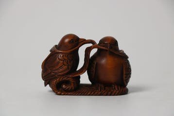 Boxhout netsuke van twee nestelende vogels – Gesigneerd