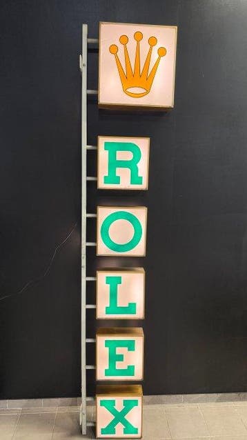 Verlichte Rolex-reclamesign — verticale vlag met vakjes —