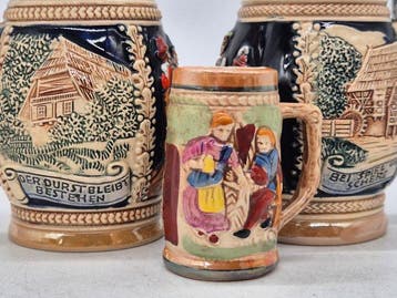Steingut-Bierkrüge und Miniaturkrug – Set aus drei
