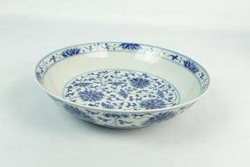 Blauw-wit scrollend lotusgerecht - Porselein - China - 20e, Antiek en Kunst
