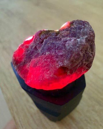 Robijn Ruwe. 54,95 ct. Prachtige Mozambique grote duifbloed
