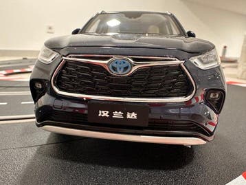 sums 1:18 - Voiture miniature - Toyota Highlander