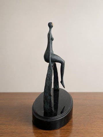 Sculpture, Bronzen sculptuur – Elegante gestileerde vrouw –