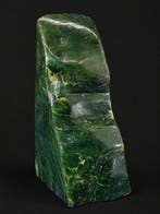 Zware nefrietjade vrije vorm – Monumentaal groen stenen