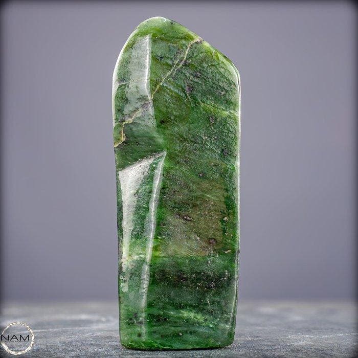 Natuurlijke jade-nephriet vrijvormig – Tijdloze elegantie in, Verzamelen, Mineralen en Fossielen