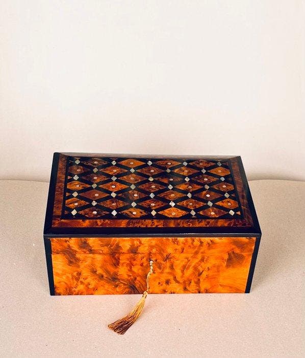 Doos - Thuja-wortel en parelmoer - Doos van thuja-loupehout., Antiek en Kunst, Curiosa en Brocante