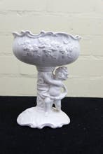 H.S - Statuette, Porseleinen coupe / schaaltje op voet met