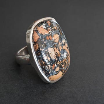 Ring in breccie-jaspis en massief zilver 925. Verstelbare, Antiek en Kunst