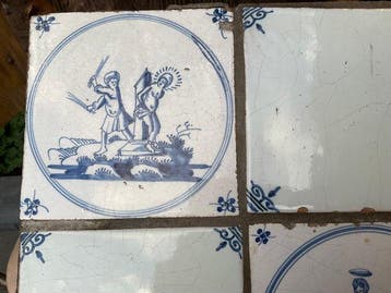 Antiek Tegel (10) - Religie, bloemmotief, ossenkop - Antiek