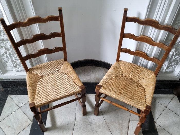 Zwei rustikale Stühle mit Binsengeflecht – Eichenholz –, Antiquités & Art, Curiosités & Brocante
