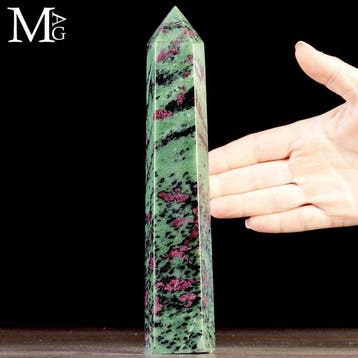 Robijninclusies in zoisiet en horblende Uitgehouwen obelisk