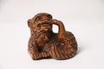Shishi Netsuke — mythische leeuw-hond die zijn eigen