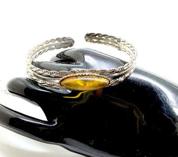 Ancien bracelet jonc avec cabochon en ambre baltique, 17,60