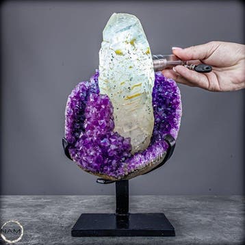 Amethistdruse met calcietkristal op metalen standaard –