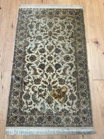 Élégant tapis chinois d’Isfahan avec un motif floral délicat, Maison & Meubles
