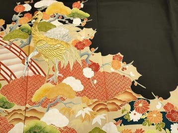 Zwart Tomesode-kimono met Heian-bloemenkar, vallende noshi