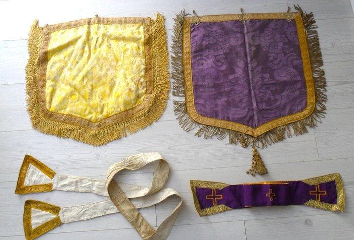 2 vaandels, maniple en stola. (4) - Damask katoen -, Antiek en Kunst, Kunst | Niet-Westerse kunst