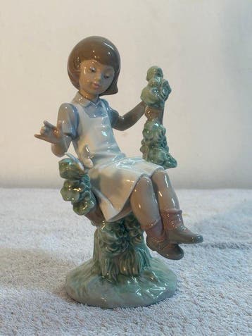 Nao - Beeldje - Meisje op schommel, meisje met hond, meisje