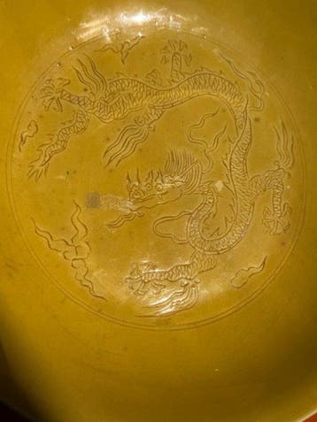 Chinees geelgeglazuurd bord met gegraveerd draakmotief, 19e