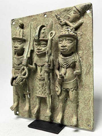 Grote Benin-brons Plaquette, Krijger en Bedienden - 3,2 kg -, Antiek en Kunst