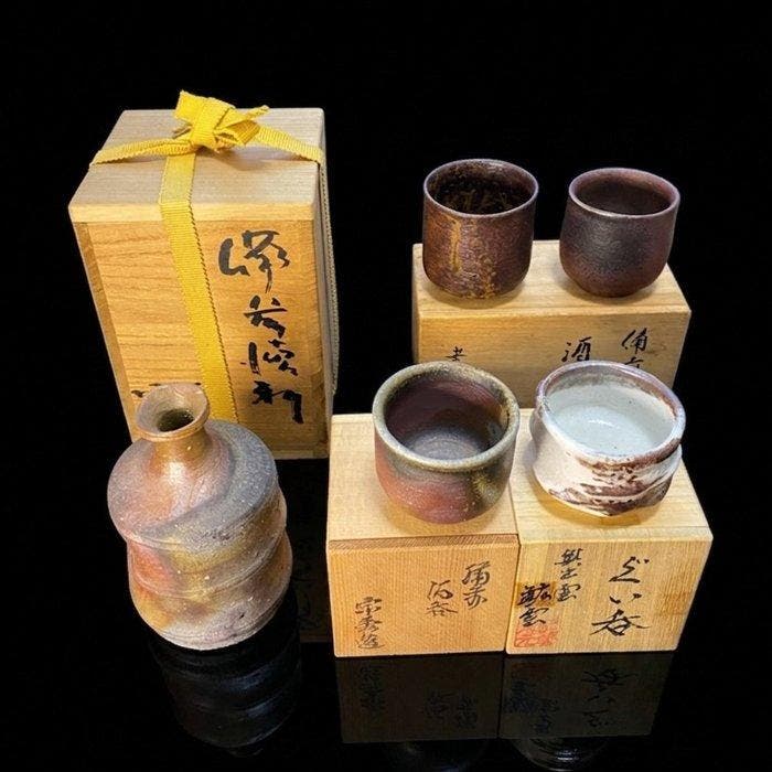 Japanse Sake Set (5 stuks) - Bizen aardewerk door Yasuhiro, Antiek en Kunst, Antiek | Overige Antiek