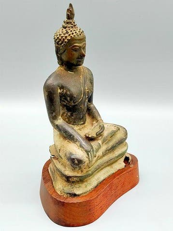Bronze Buddha Figur – Meditierender Buddha auf Holzsockel -