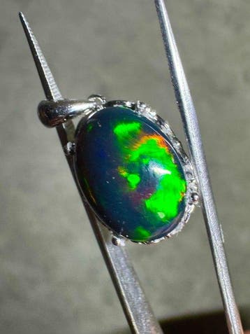 Natuurlijke zwarte opaal hanger uit Ethiopië + 925 zilver.
