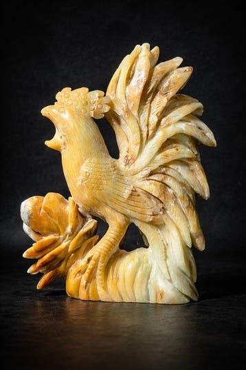 Sculpture de coq en aragonite jaune doré avec accent floral