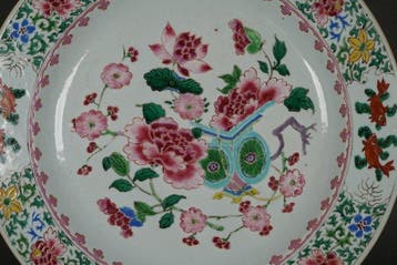 Yongzheng (1723-1735) - Bord - Floral Basket with Lotus,