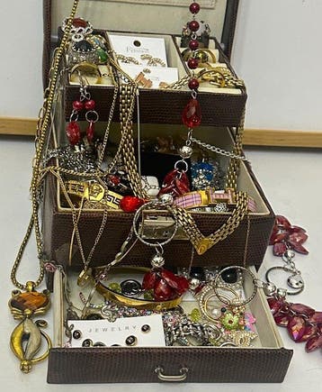 Themacollectie - Een grote collectie sieraden in een