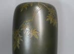Vase à fleurs en bronze avec incrustation dAyu — Kaga Zogan