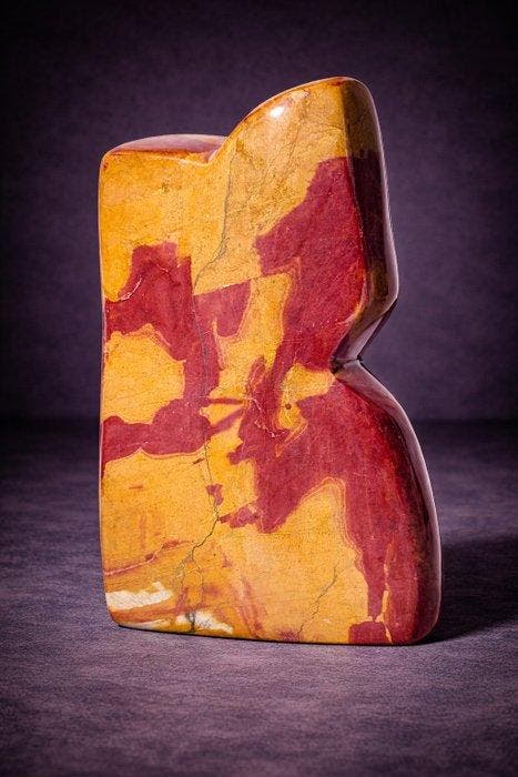Natuurlijke jaspis vrijvormige sculptuur Rood op Geel, Antiek en Kunst, Curiosa en Brocante