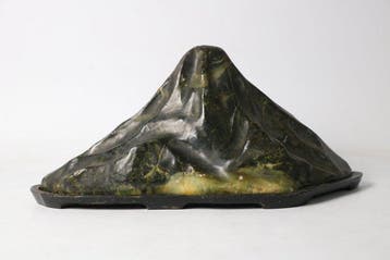 Oude bergtop — Japanse suiseki-kijksteen met zwarte lak