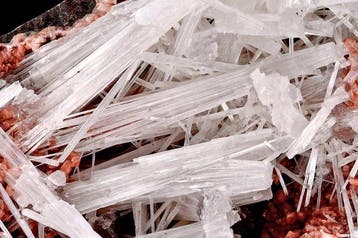 Wonderlijke scolecite en roze heulandiet in basaltgeode uit
