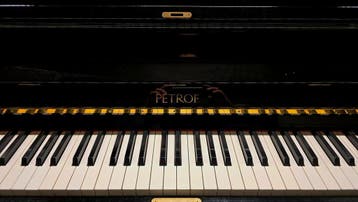 Binnenkort beschikbaar: Prachtige Petrof piano P 125 II B, Zo goed als nieuw, Zwart, Piano, Hoogglans