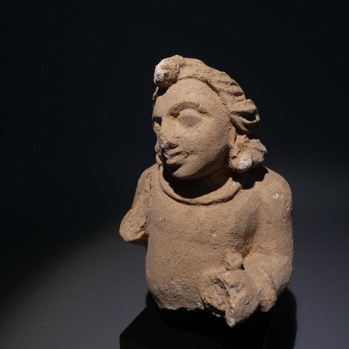 Gandhara Gips Muzikantfiguur. Stucwerk. 14 cm hoog. 1e - 3e, Verzamelen, Mineralen en Fossielen